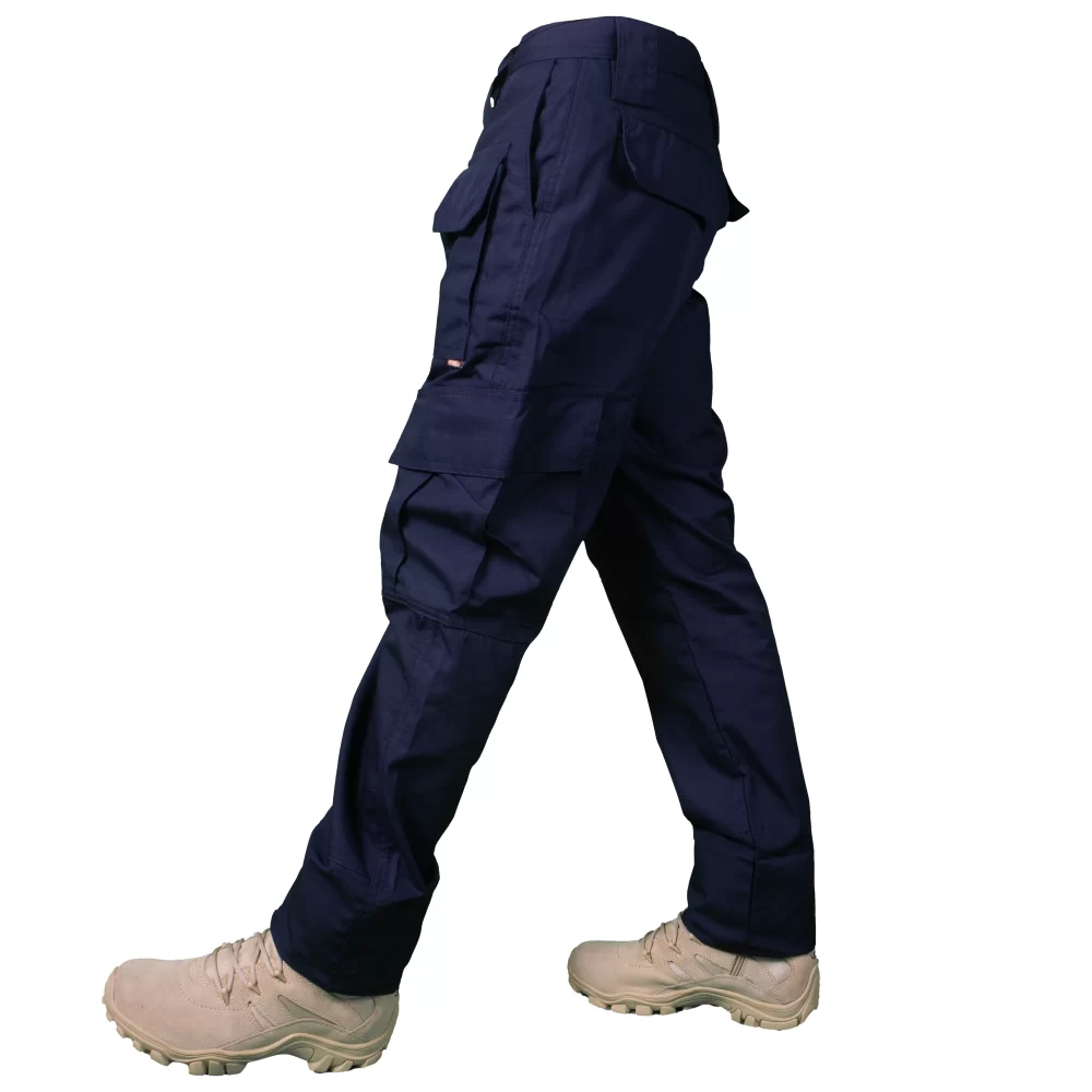 Pantalones tácticos Desierto, elaborados en dril ripstop , equipado con cuatro bolsillos laterales, dos bolsillos posteriores y un bolsillo delantero, cremallera resistente.