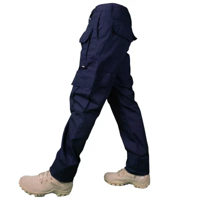 Pantalones tácticos Desierto, elaborados en dril ripstop , equipado con cuatro bolsillos laterales, dos bolsillos posteriores y un bolsillo delantero, cremallera resistente.